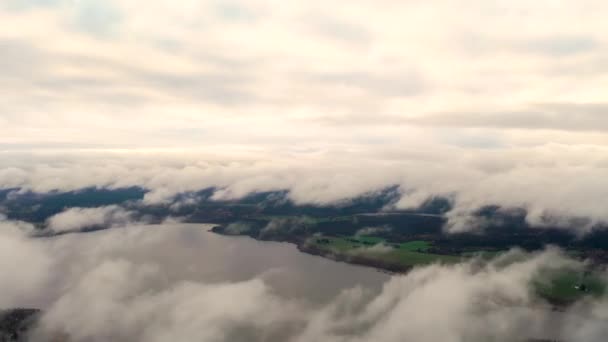 Letecký Pohled Mraky Nad Zeleným Lesem Čas Krátí Bílé Mraky — Stock video
