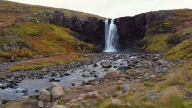 Gufufoss 'un (Gufu Şelalesi) İzlanda' daki hava manzarası. Popüler seyahat yerleri, ikonik simgeler, volkanik manzaralar. İzlanda adası etrafında seyahat yolu. 