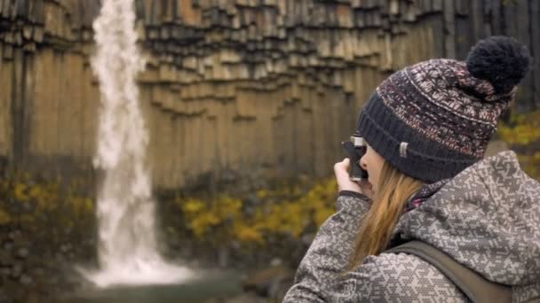 Junges Mädchen Beim Fotografieren Eines Wasserfalls Island Wasserfall Svartifoss Filmkamera Videoclip
