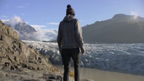 Mujer Aventura Por Naturaleza Glaciar Islandia Glaciar Hvannadalshnkur Levantando Las — Vídeos de Stock