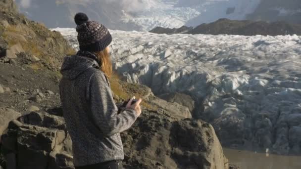 Chica Tomando Una Foto Del Glaciar Hvannadalshnkur Islandia Paisaje — Vídeos de Stock