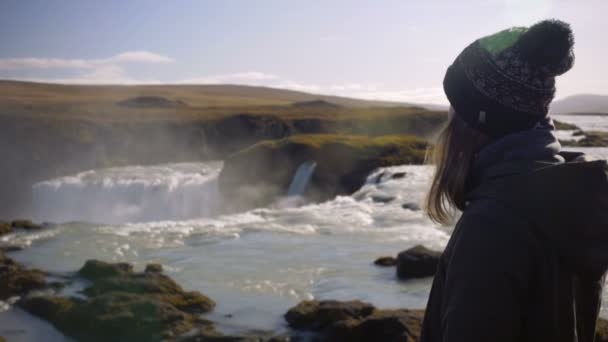 Kvinnor Häpnade När Hon Såg Utsikten Över Gadafoss Vattenfall Island Videoklipp