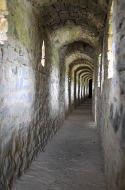 kale duvarında eski tüneli