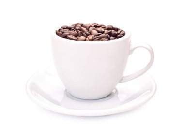 beyaz fincan beyaz zemin üzerine kahve tanelerinin tam