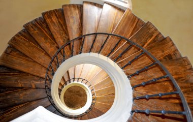 Binanın içinde sarmal bir merdiven var.