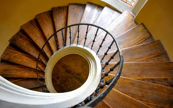 Binanın içindeki ahşap sarmal merdivenlerin üst görüntüsü