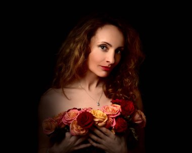 siyah arka plan çıplak omuzlar çiçekler üzerinde portre kadın