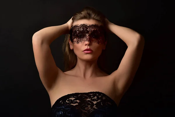 Portret Van Vrouw Zwarte Achtergrond Kant Masker — Stockfoto