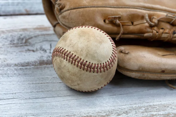 Béisbol Guante Madera Vintage Blanca —  Fotos de Stock