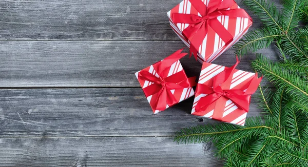 Cadeaux Boîte Avec Branches Arbre Noël Sur Bois Altéré Avec — Photo