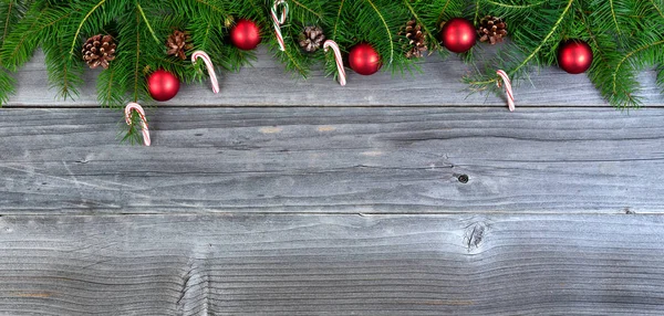 Pohled Poboček Skutečné Jedle Vánoční Stromeček Ozdobami Dřevo — Stock fotografie