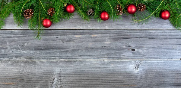 Bovenaanzicht Van Echte Fir Kerstboom Takken Rode Ornamenten Verweerd Hout — Stockfoto