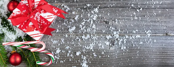 Vista Aérea Uma Caixa Presente Natal Coberta Neve Com Ramos — Fotografia de Stock