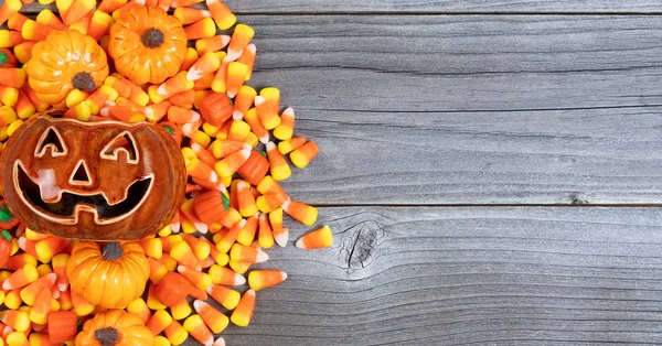 Halloween Gruselkürbis Mit Süßigkeiten Auf Verwittertem Holz Flachen Lageformat Mit — Stockfoto