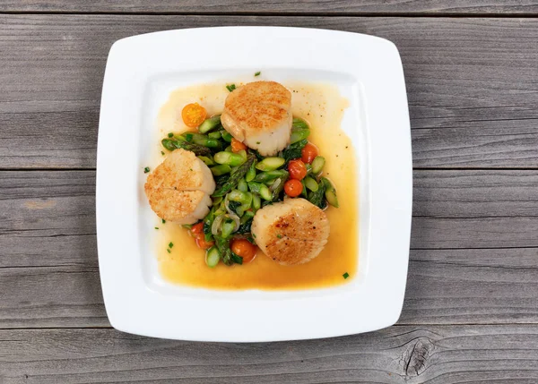 Vue Dessus Des Pétoncles Légumes Fraîchement Cuits Sur Une Table — Photo