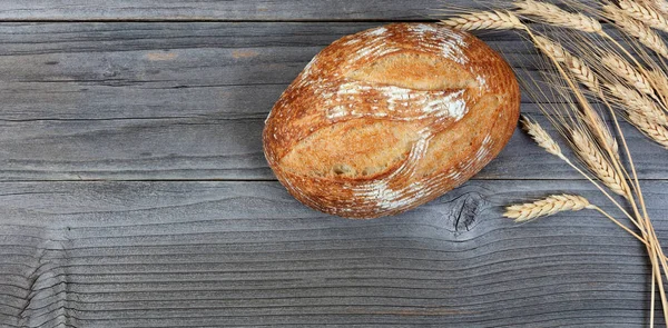 乡土木板烘烤整条面包和小麦秸秆的头顶景观 — 图库照片