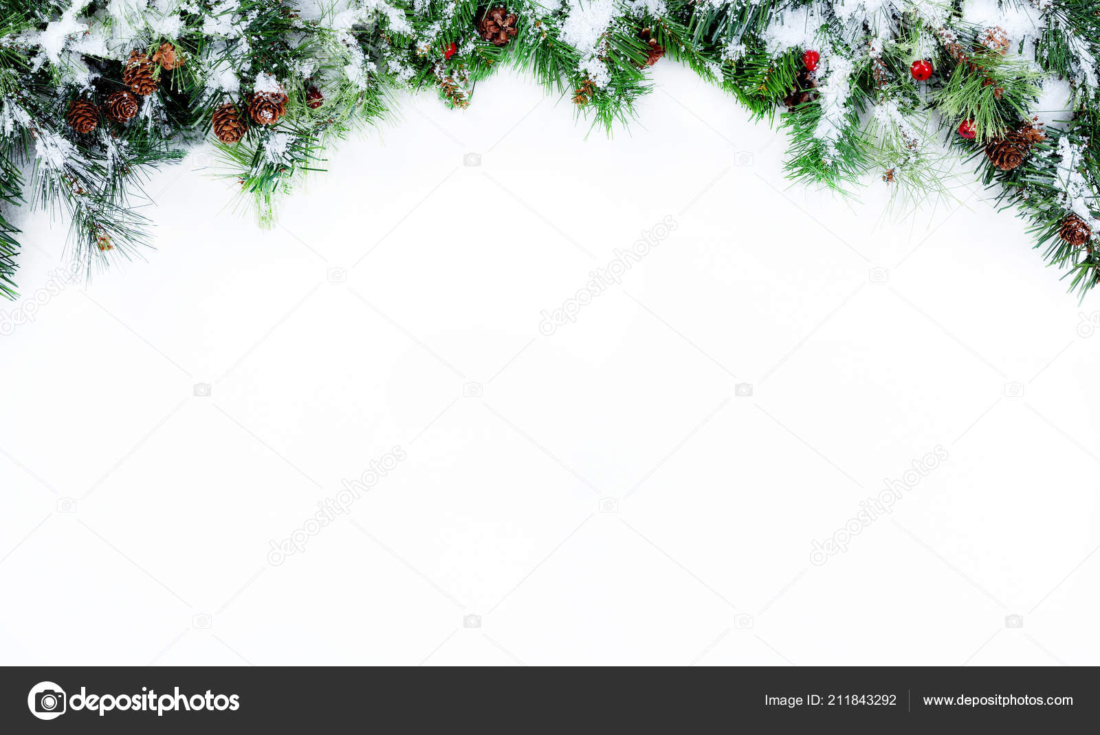 ZasnÄ›Å¾ené vánoÄn­ stromeÄek stálezelené vÄ›tve na b­lém pozad­ — Fotografie od tab62