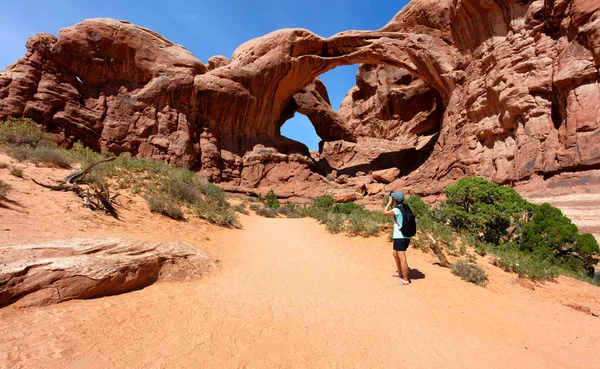 Mulher Fotografando Arco Duplo Parque Utah — Fotografia de Stock