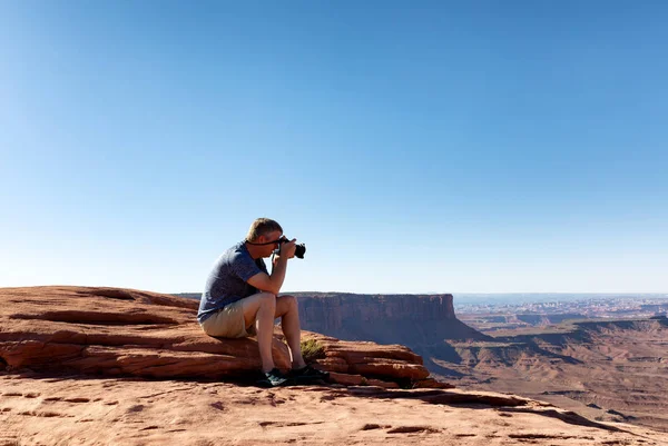 Homem Sentado Tirando Fotos Grand Canyon Durante Dia Verão — Fotografia de Stock