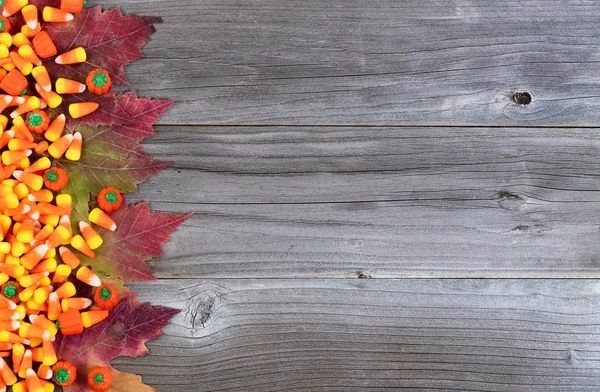 Bordo Sinistro Caramelle Halloween Foglie Autunno Tavole Legno Rustiche — Foto Stock