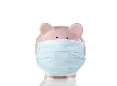 Beyaz arka planda yansıma ile izole Ameliyat maskesi ile Piggy banka 