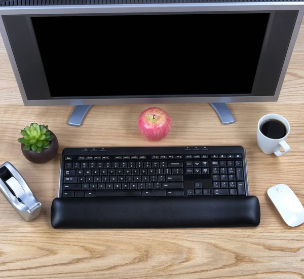 木製の赤いカシのデスクトップで Office 技術の俯瞰 — ストック写真