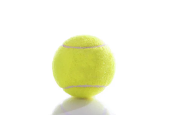 Tennisbal Geïsoleerd Een Witte Achtergrond Met Reflectie — Stockfoto