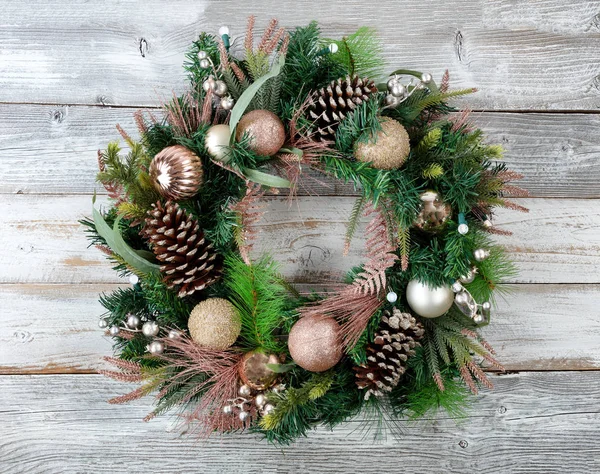 Illuminated Christmas Holiday Wreath Rustic White Wood — Stock Photo, Image