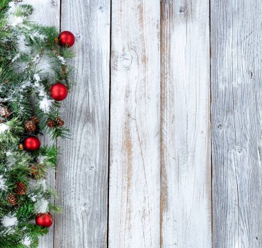 Herdem yeşil dallar, hediyeler ve rustik ahşap beyaz kırmızı süsler Noel arka plan kar ile kaplı 