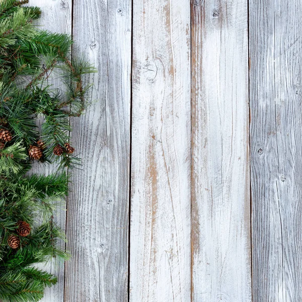 Weihnachten Hintergrund Mit Immergrünen Zweigen Auf Weißem Rustikalem Holz Viel — Stockfoto