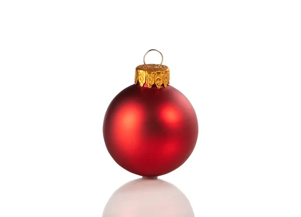 Rosso Ornamento Palla Natale Isolato Uno Sfondo Bianco Con Riflesso — Foto Stock