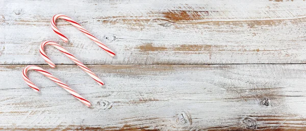 Kerst Candy Canes Rustieke Witte Houten Planken — Stockfoto