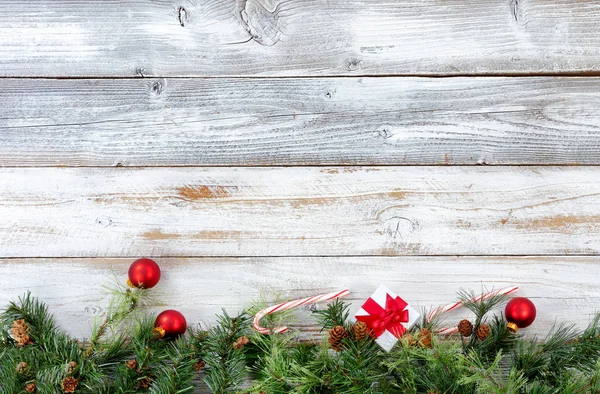 Onderste Rand Van Kerstmis Evergreen Takken Met Andere Decoraties Voor — Stockfoto