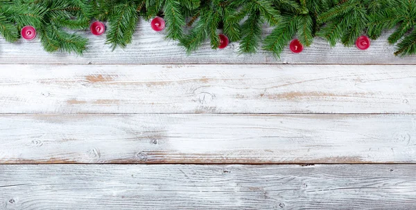 Bovenrand Van Kerstmis Evergreen Takken Rode Kaarsen Witte Vintage Hout — Stockfoto