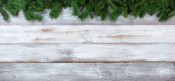 Obere Kante Aus Weihnachtlichen Immergrünen Zweigen Auf Weißem Vintage Holz — Stockfoto