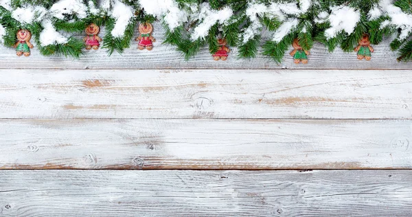 Bordo Superiore Ricoperto Neve Natale Rami Sempreverdi Decorazioni Biscotti Legno — Foto Stock
