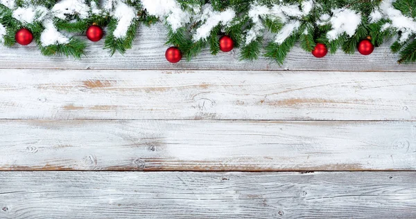Zasněžené Horní Okraj Vánoční Evergreen Větve Červené Ozdoby Bílém Vintage — Stock fotografie