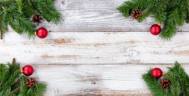 Noel Evergreen şube ve kırmızı top süslemeleri beyaz vintage ahşap üzerine her köşesinde