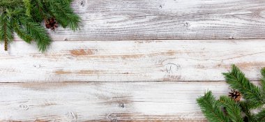 Vintage ahşap beyaz sağ ve sol köşelerinde Evergreen Noel süslemeleri