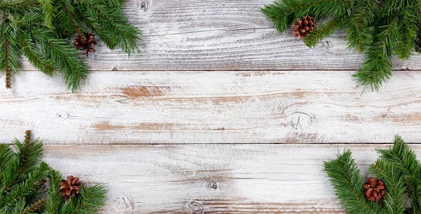 圣诞节常青分枝装饰在所有角落在白色复古木头 — 图库照片