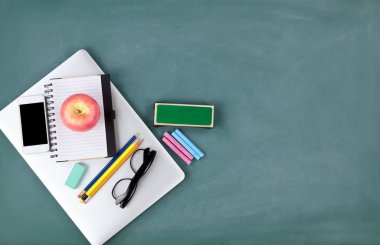Okula geri teknoloji ile ve temel kavram yeşil bir kara tahta sağlar. 