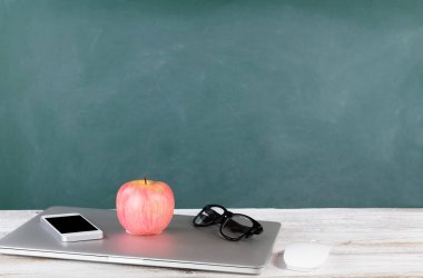 Geri de dahil olmak üzere modern teknoloji ile yeşil kara tahta okul kavramı için 