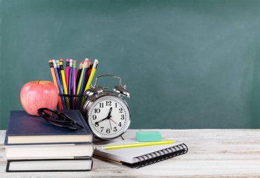 Okul kavramı kitap ve kırtasiye malzemeleri yeşil kara tahta ile de dahil olmak üzere geri süre 