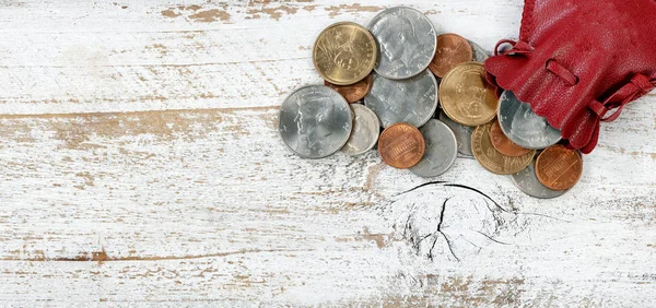 Tasche Mit Münzen Der Vereinigten Staaten Auf Weißem Rustikalem Holz — Stockfoto