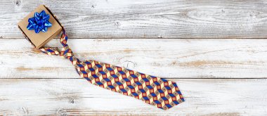 Mutlu babalar günü konseptiyle hediye kutusu ve düğümlü elbise kravat Beyaz ahşap zemin üzerinde 