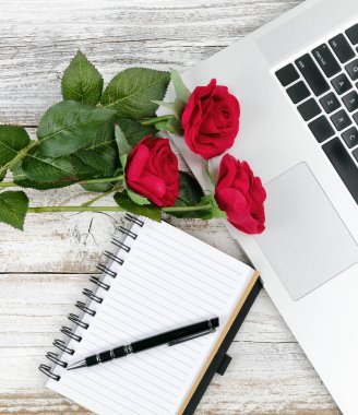 Sevgililer günü romance kavramı ofis ile beyaz rustik masaüstü görünümünü kapat