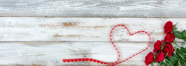 Románticas Rosas Rojas Cinta Forma Corazón Sobre Fondo Madera Rústico — Foto de Stock