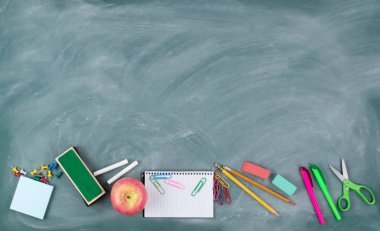 Geri okul kavramı ile silinen yeşil kara tahta ve öğrenci kaynakları çeşitli