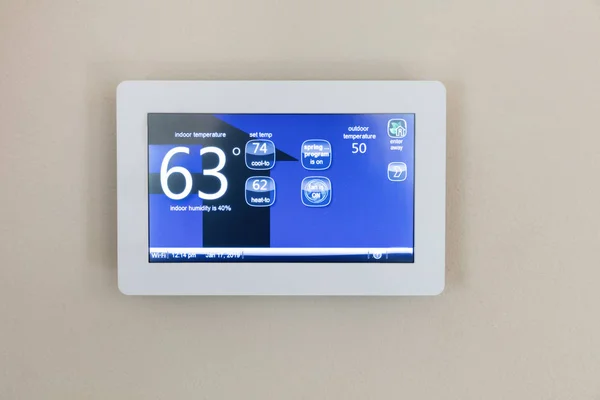 采用数字触摸屏恒温器加热和冷却家庭的现代技术 — 图库照片