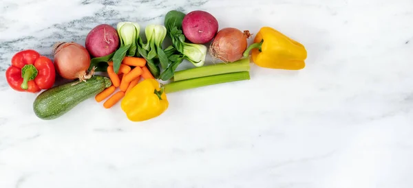 健康的な食事の概念のための大理石の石背景に生の有機野菜 — ストック写真
